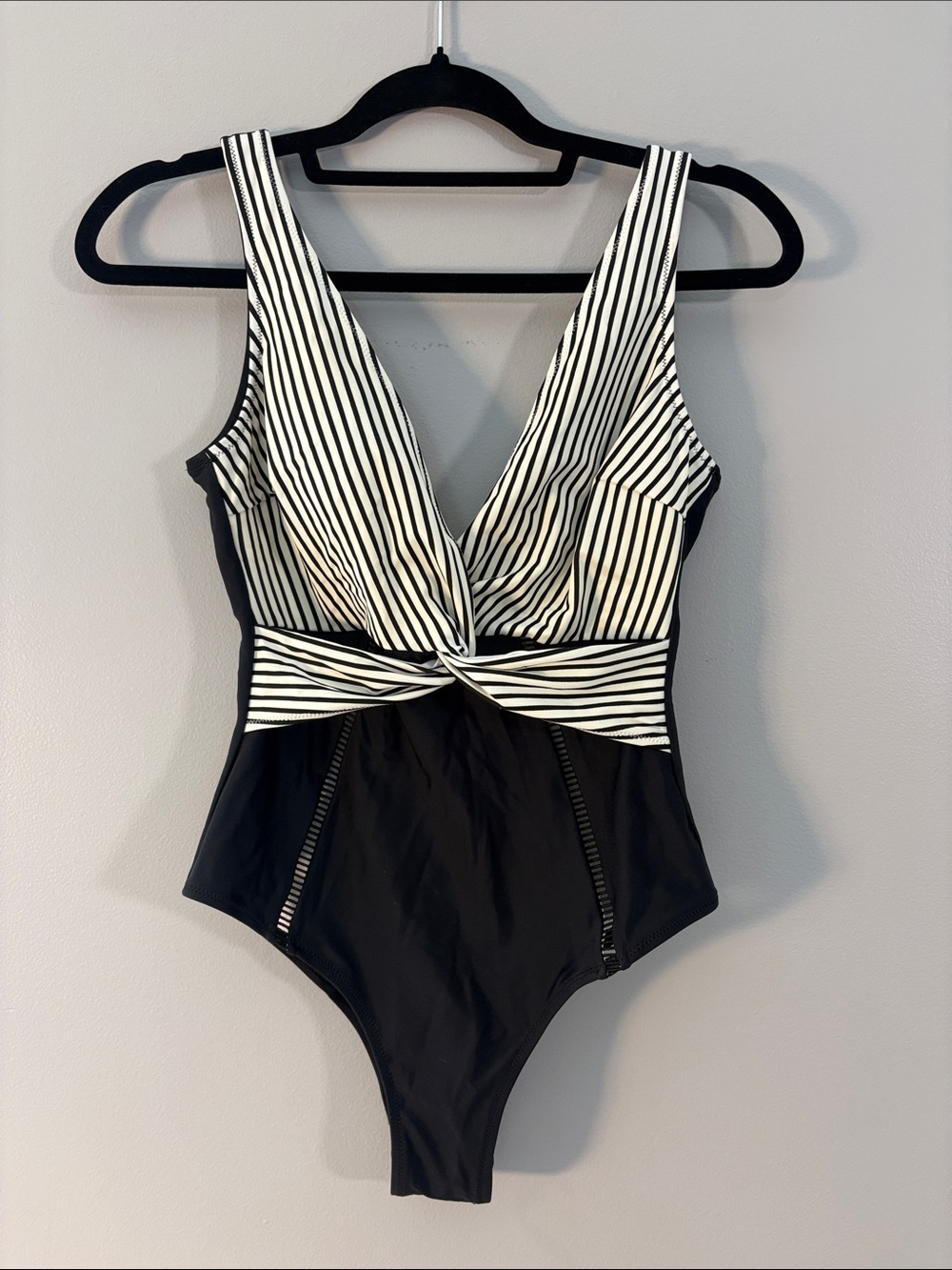 Cupshe Black and White Striped Twist Front One-Piece Swimsuit size Small